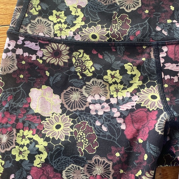 LULULEMON Floral Leggings EUC! size 4 - Picture 2 of 4